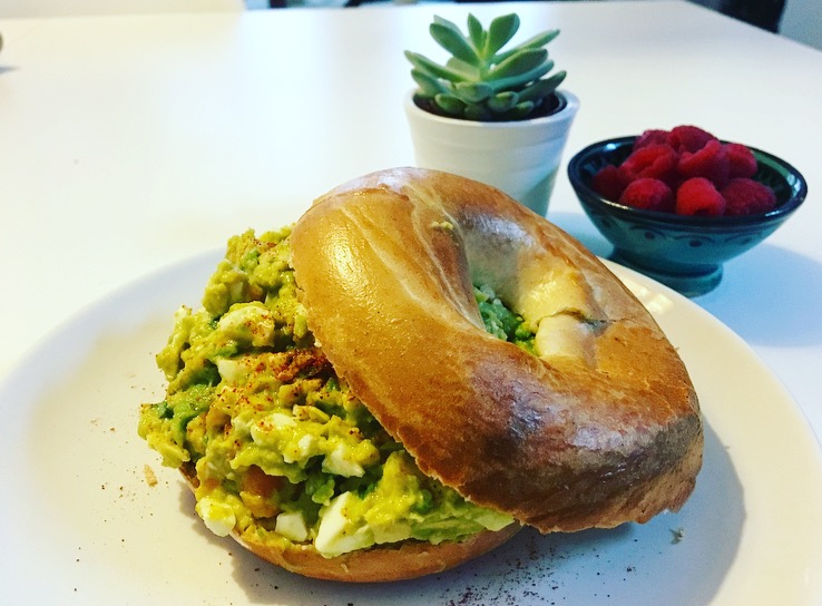 bagel met avocado- eiersalade