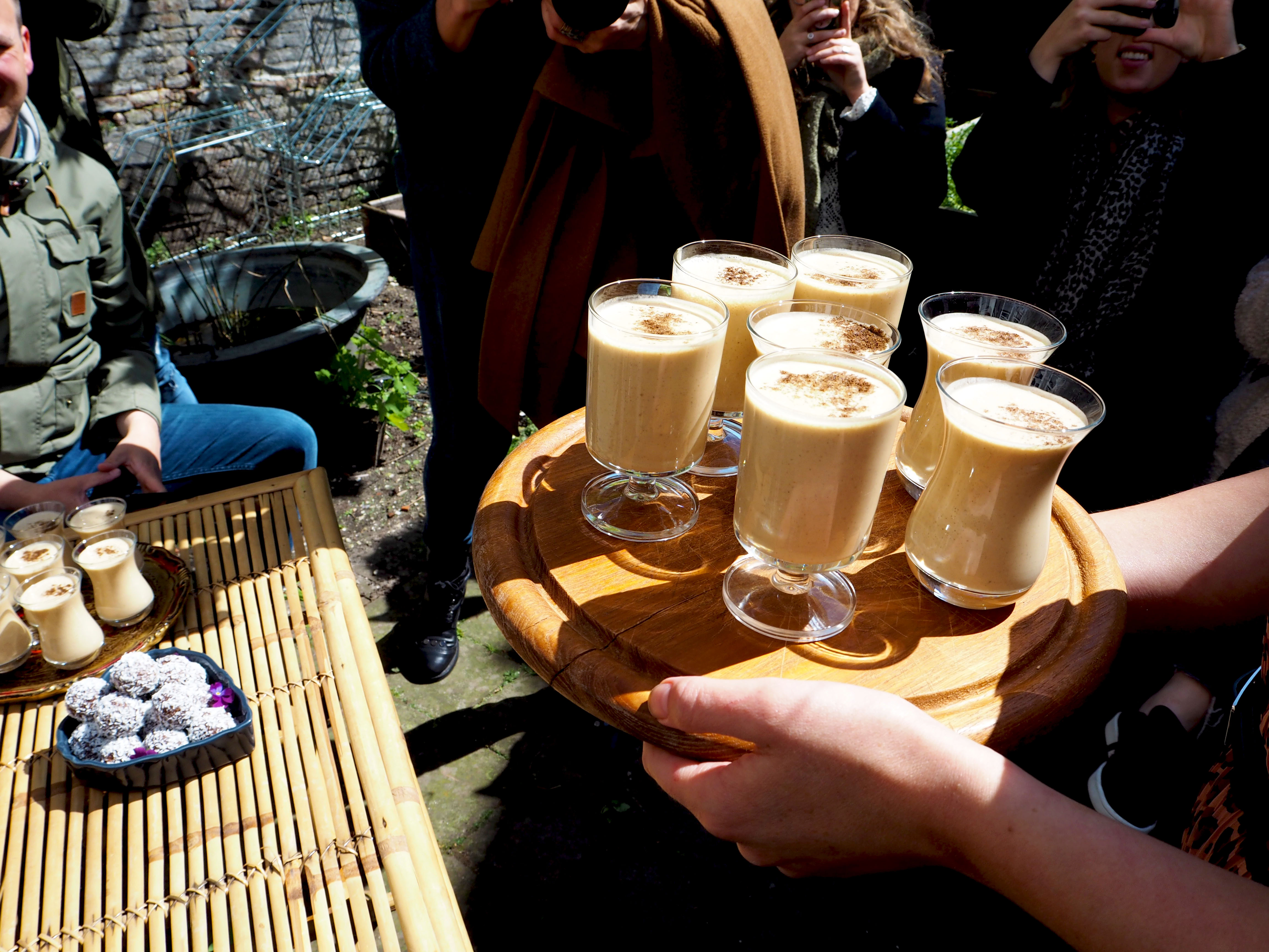 vegan ijskoffie bij oerwoud